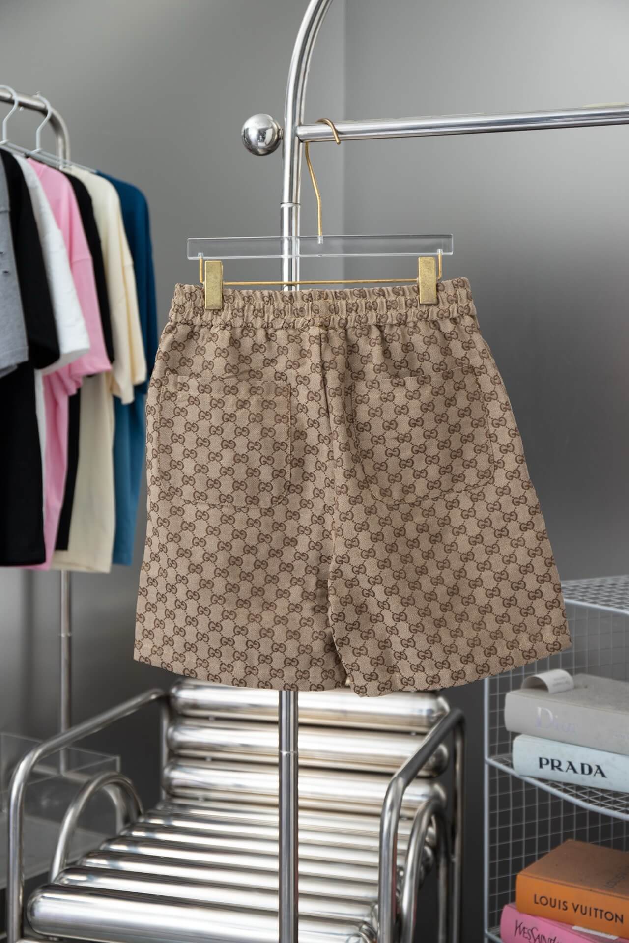 Braune Shorts mit Allover-Print