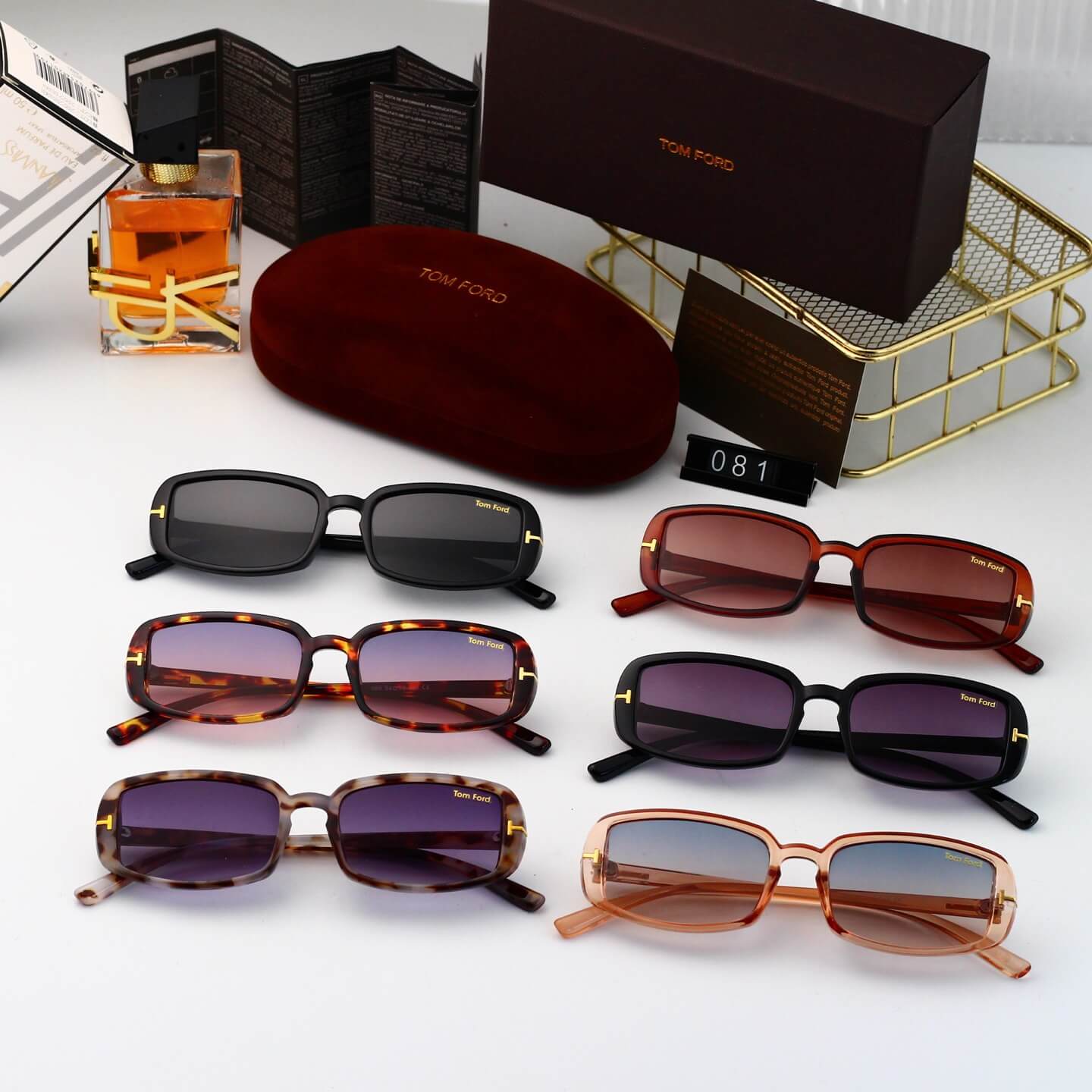 Minimalistische Retro-Sonnenbrille mit quadratischem Rahmen und dünnen Bügeln