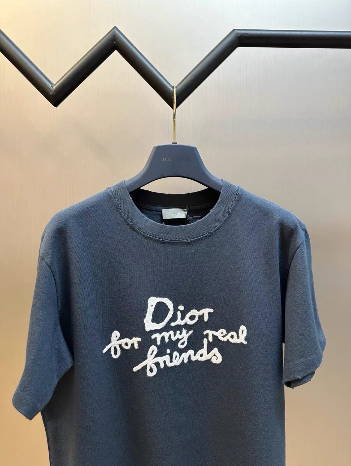 T-shirt brodé de lettres