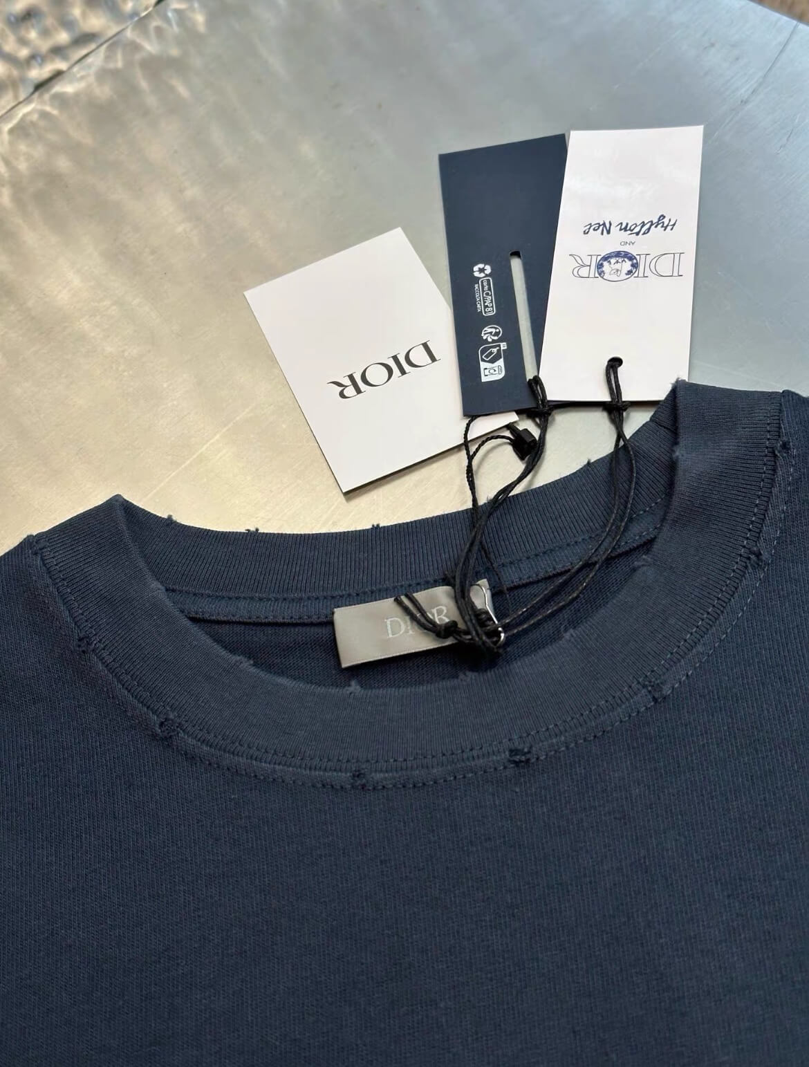 T-shirt brodé de lettres