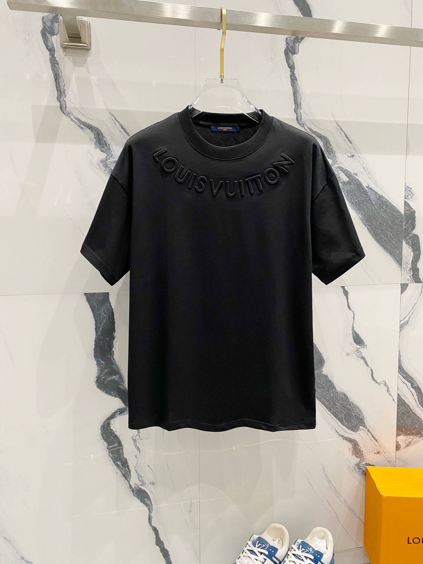 T-shirt avec lettres tridimensionnelles