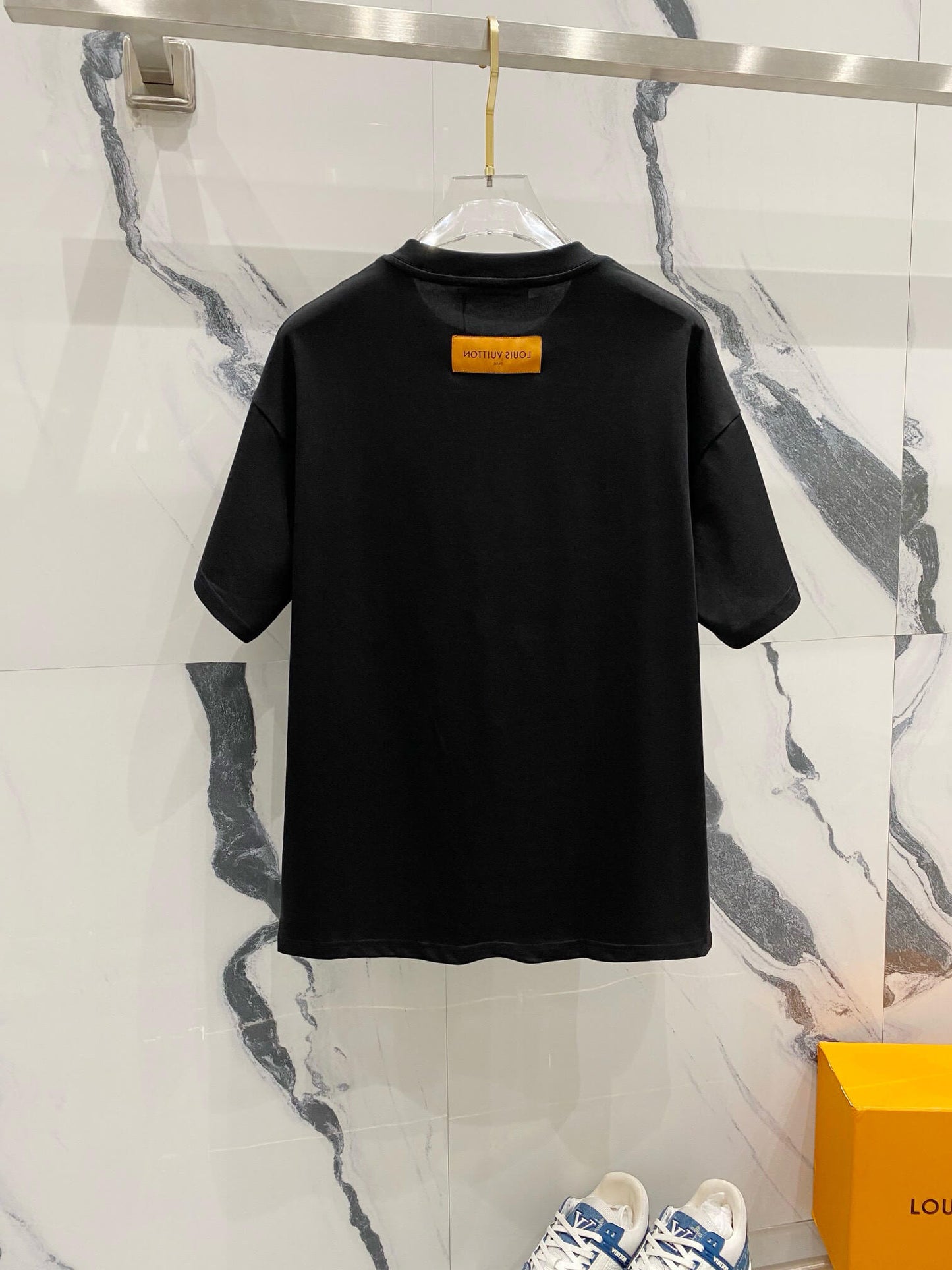 T-shirt avec lettres tridimensionnelles