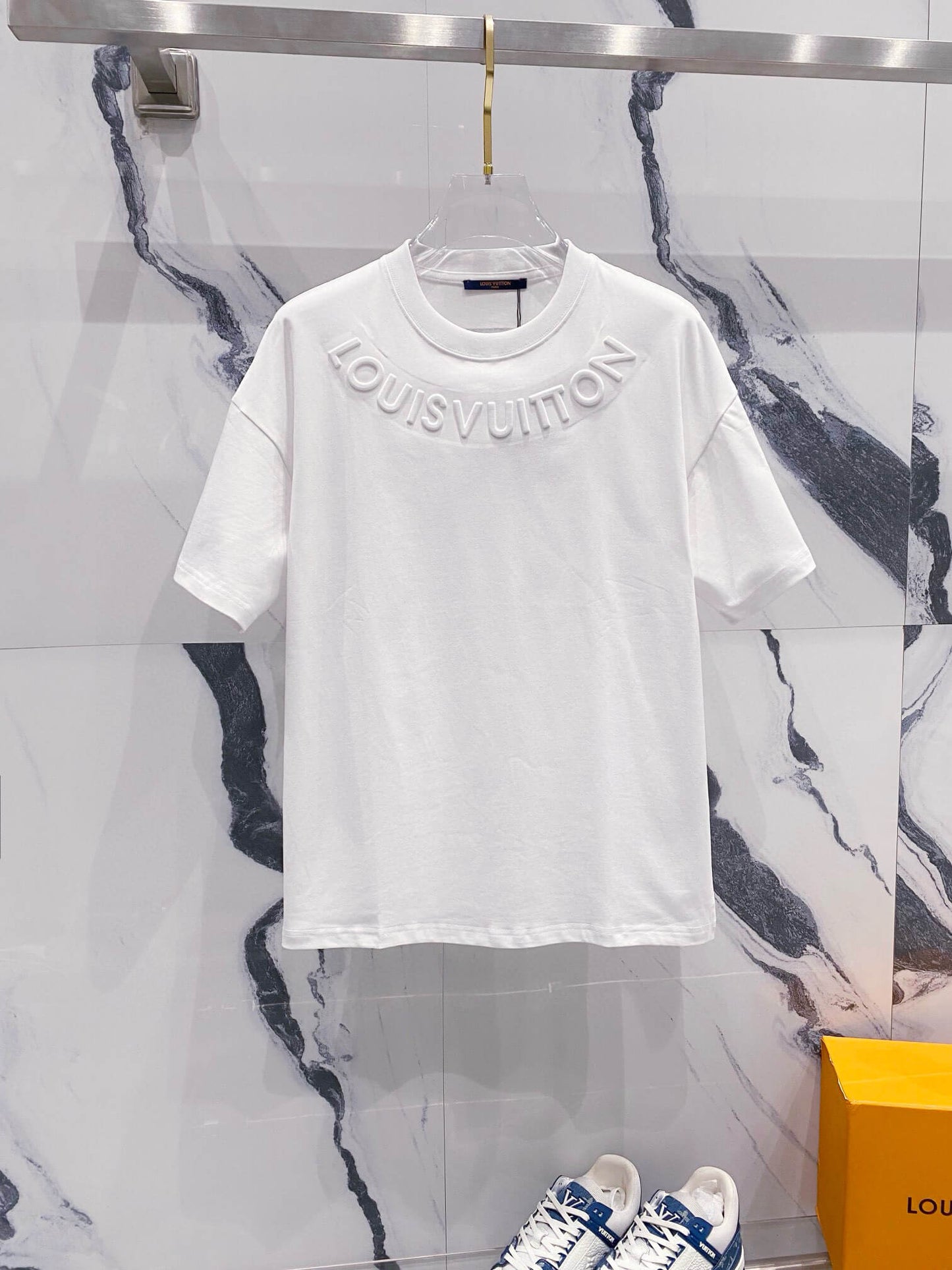 T-shirt avec lettres tridimensionnelles