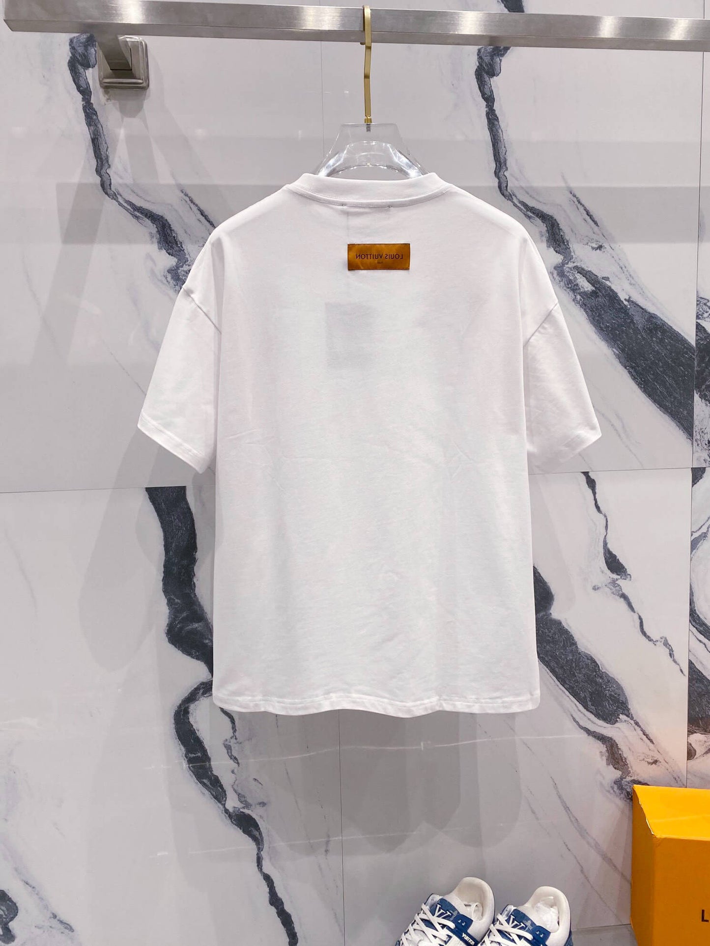 T-shirt avec lettres tridimensionnelles