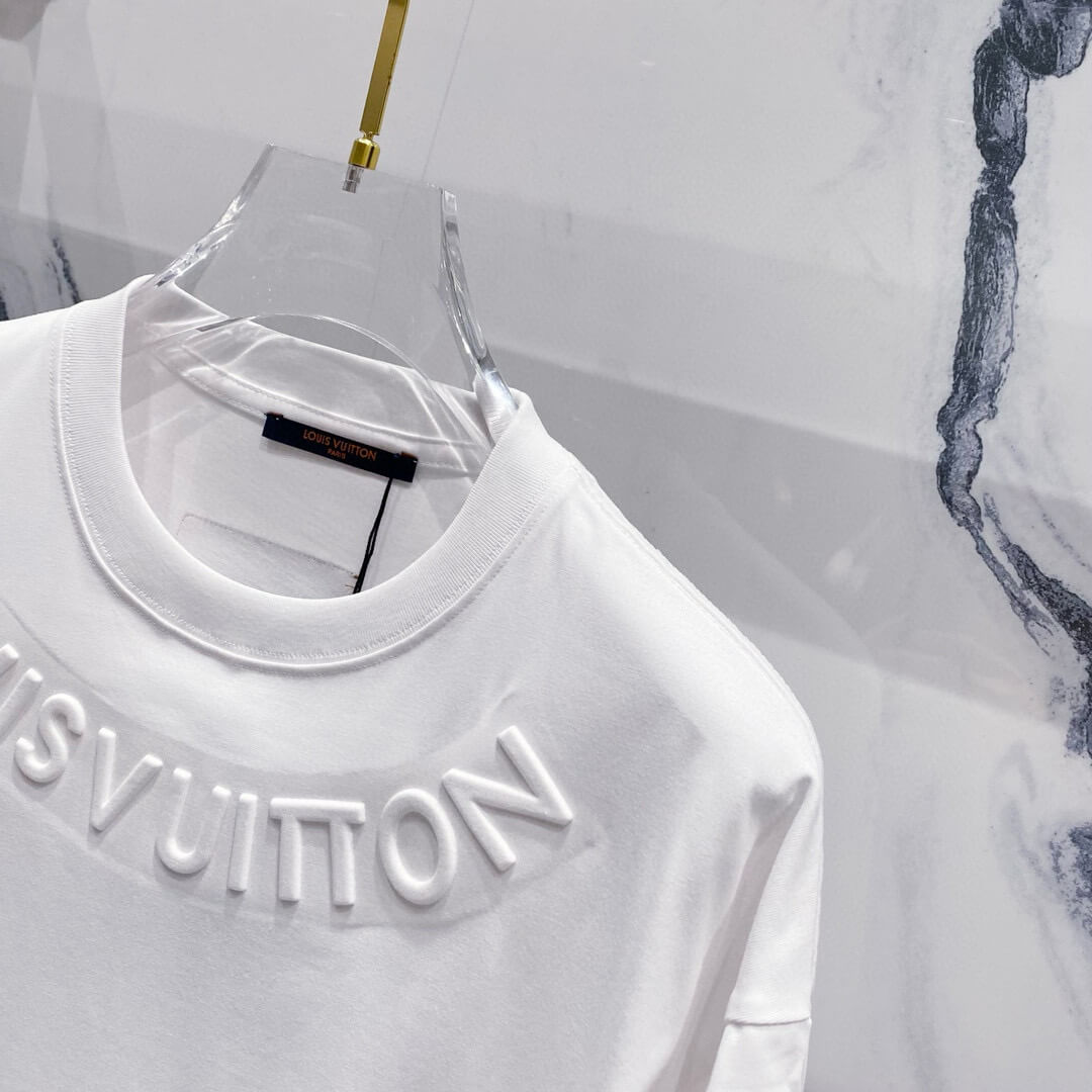T-shirt avec lettres tridimensionnelles