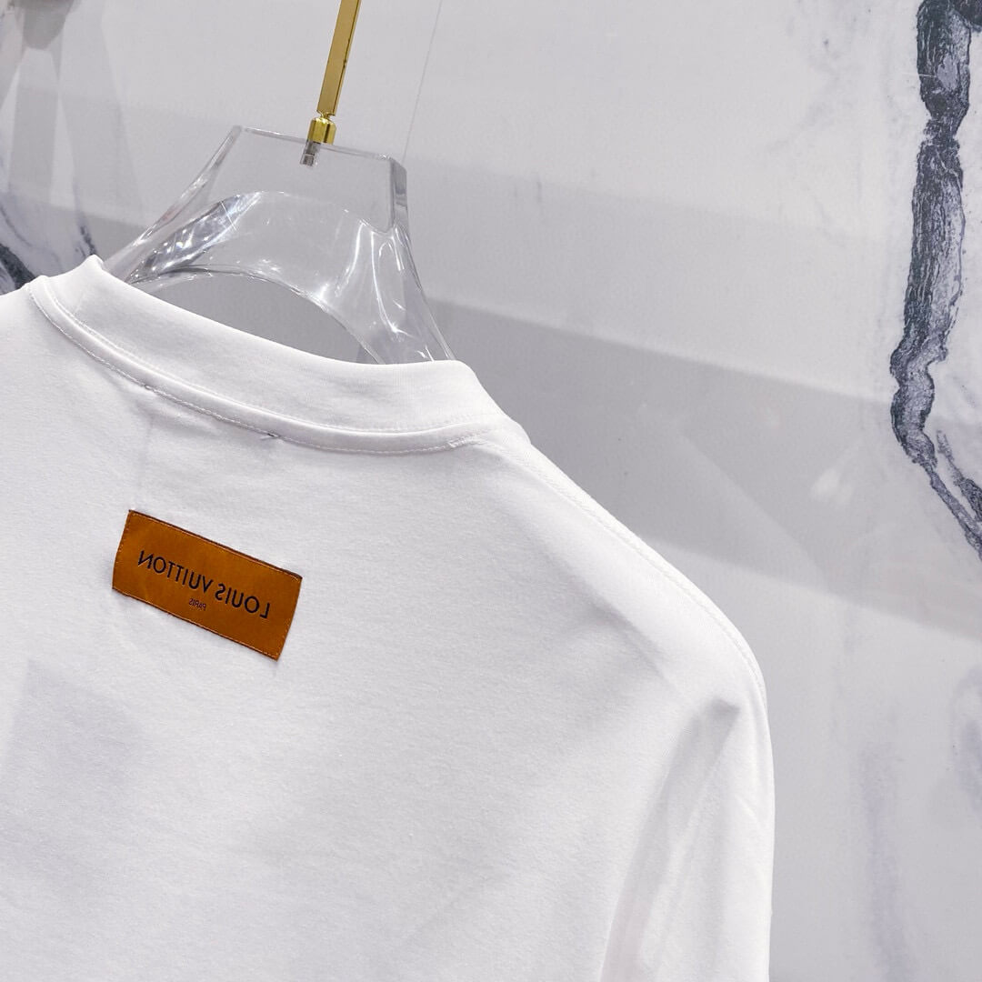 T-shirt avec lettres tridimensionnelles