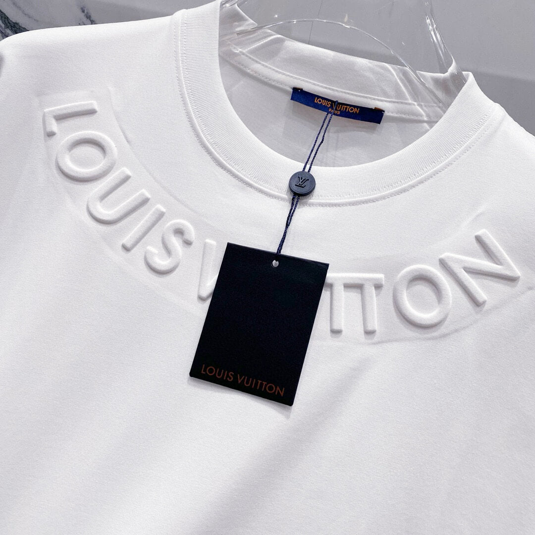 T-shirt avec lettres tridimensionnelles