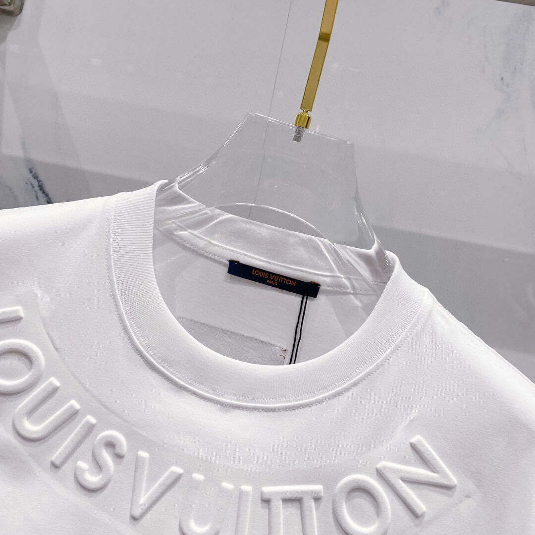 T-shirt avec lettres tridimensionnelles