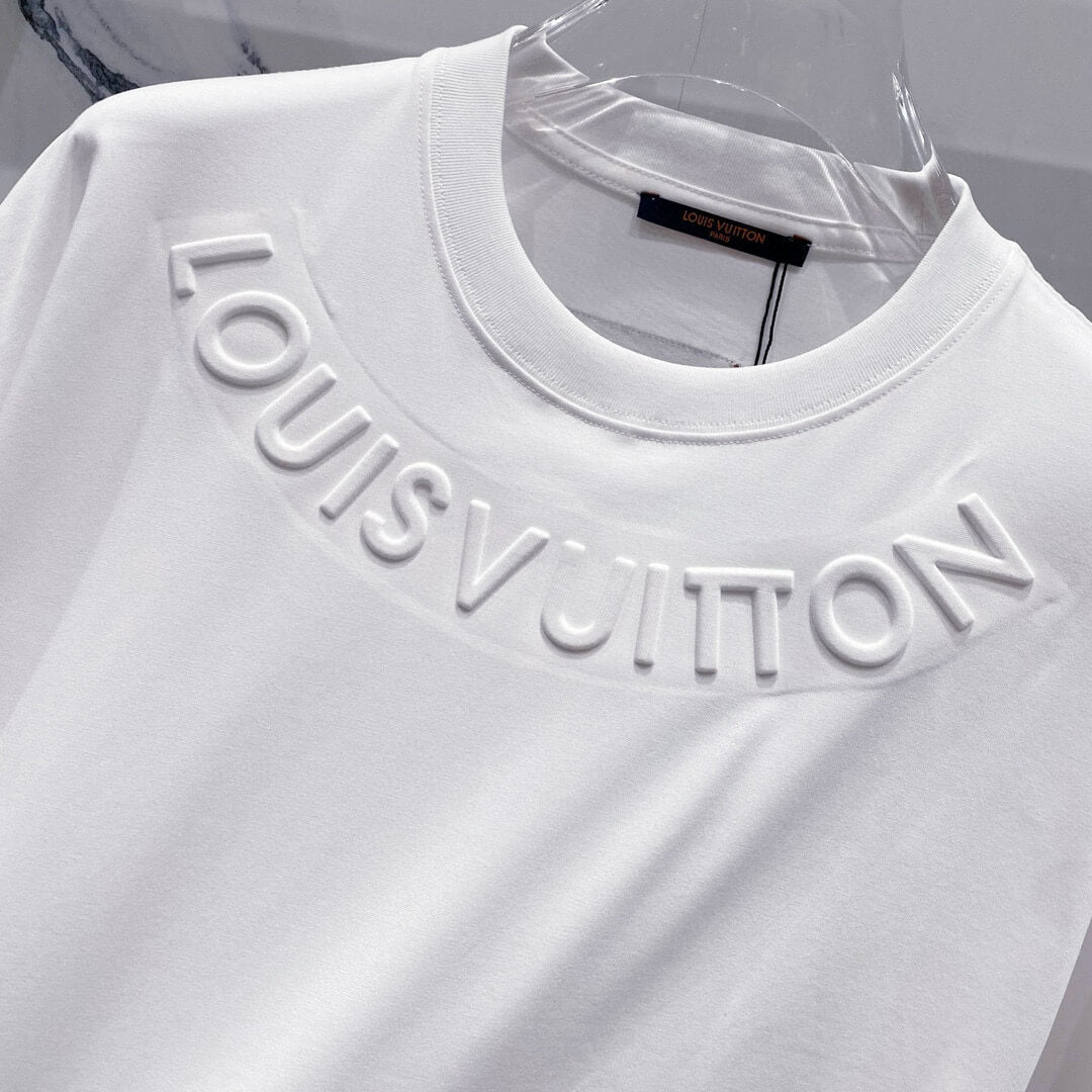 T-shirt avec lettres tridimensionnelles