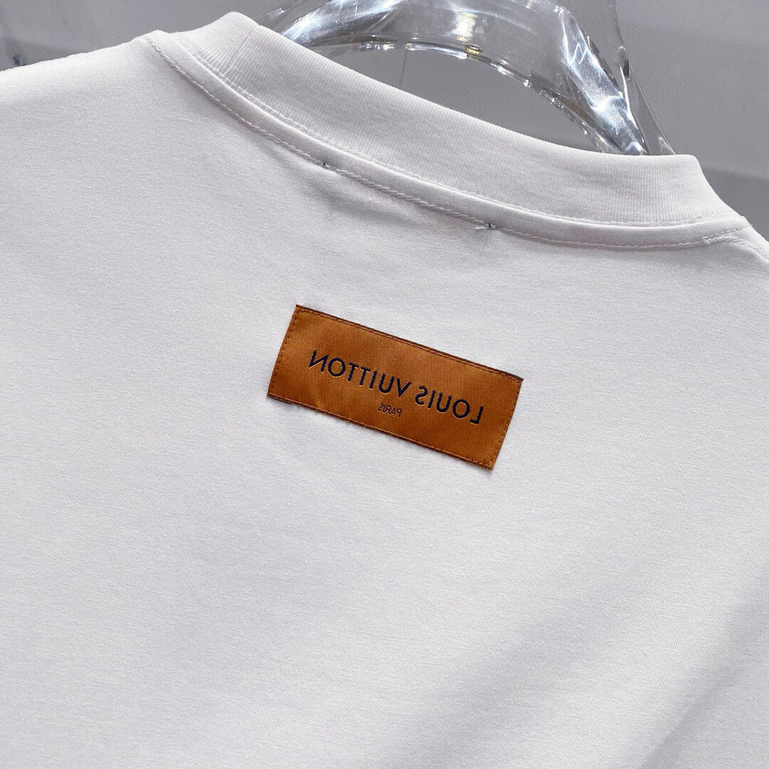 T-shirt avec lettres tridimensionnelles