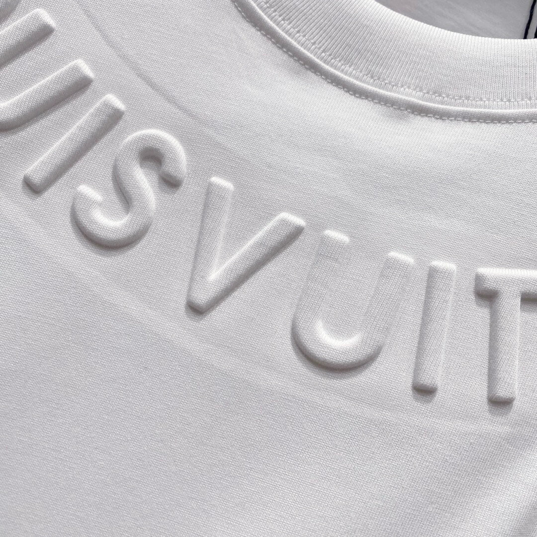 T-shirt avec lettres tridimensionnelles