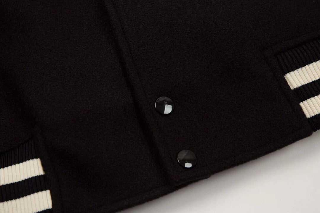 Baseballjacke mit aufgesticktem Buchstaben C