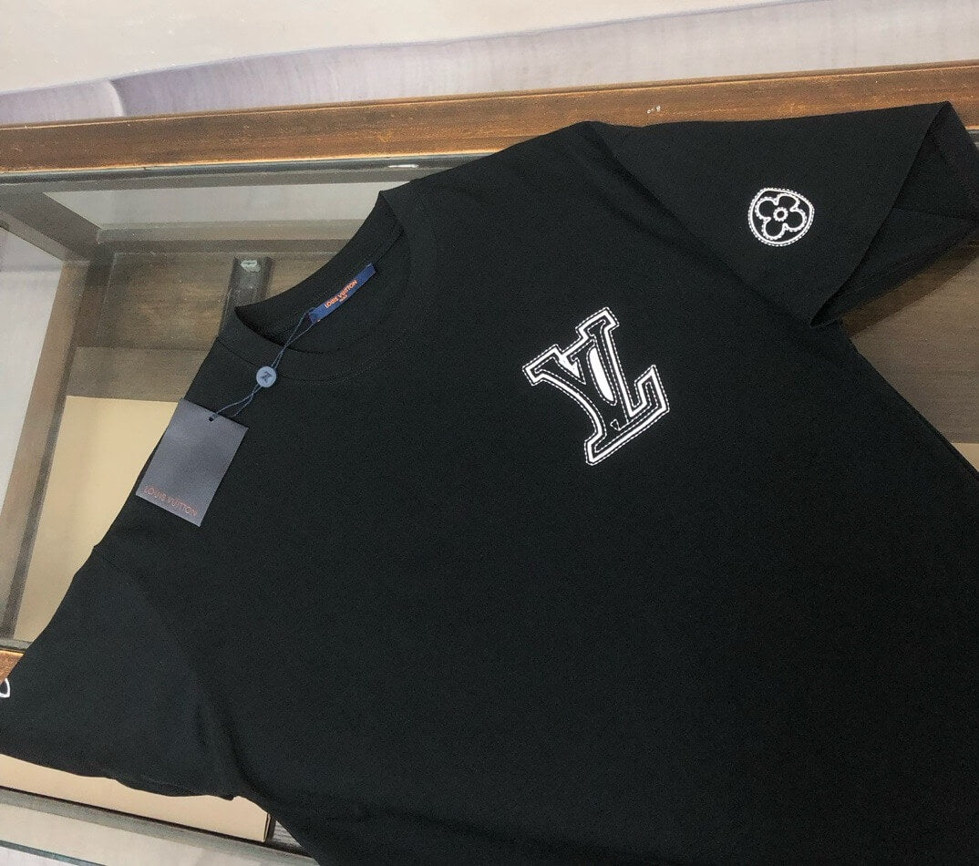 T-shirt brodé sur la poitrine