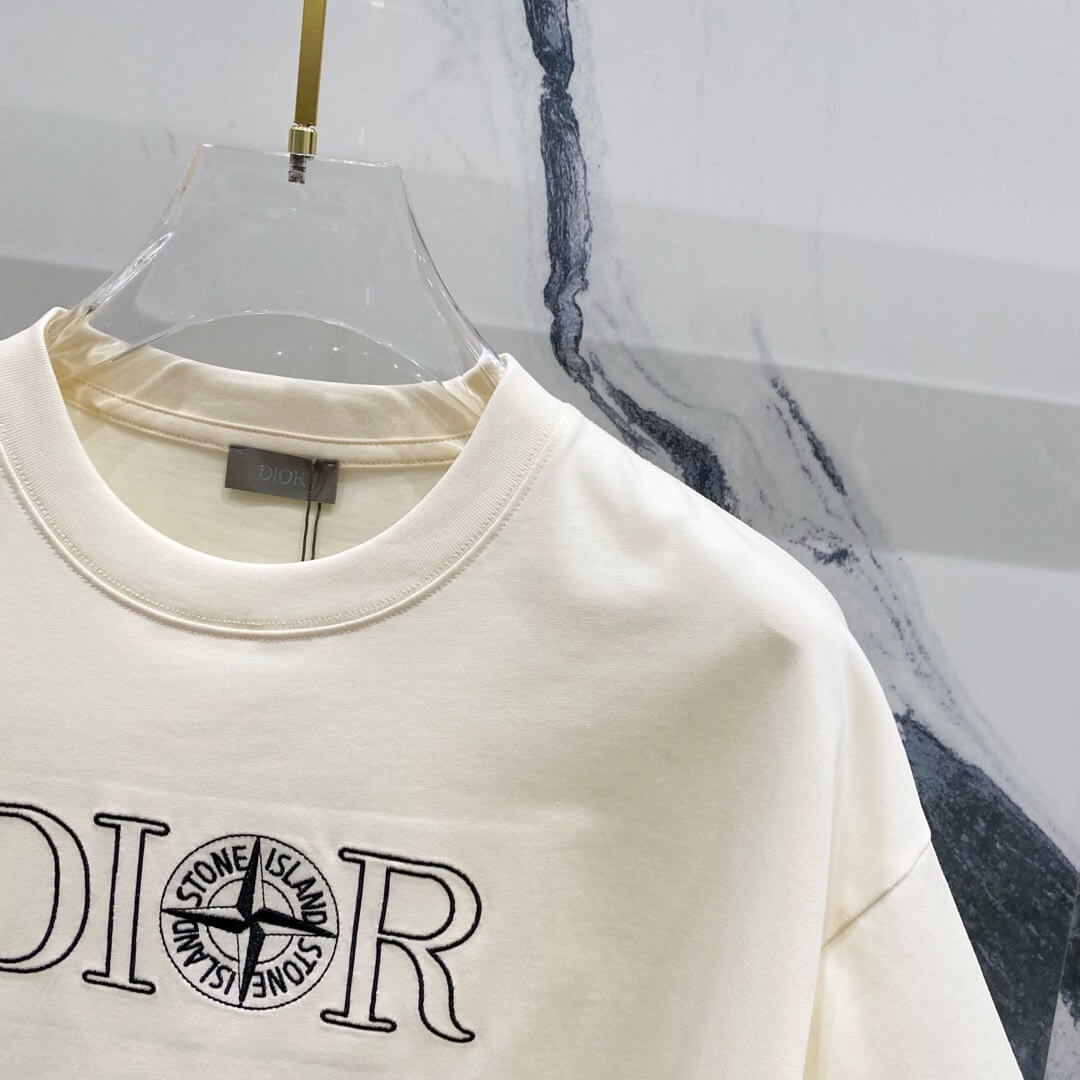T-shirt brodé avec horloge alphabétique