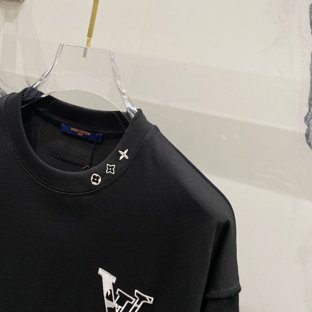 T-shirt brodé à l'encolure