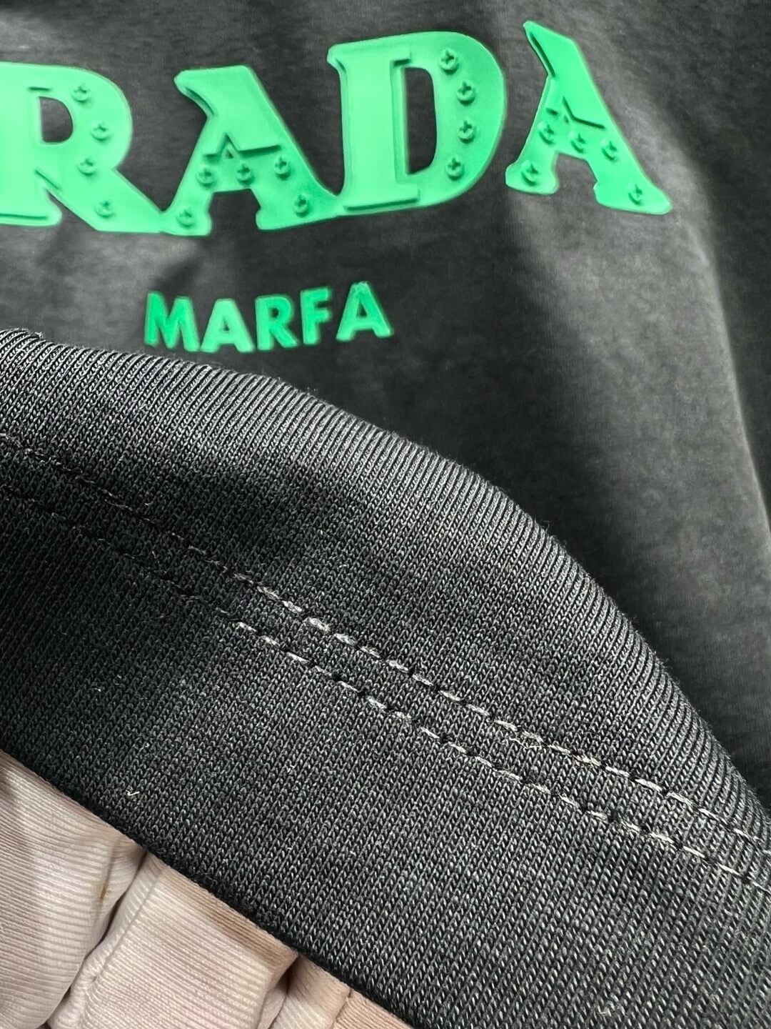 T-shirt graphique en silicone vert