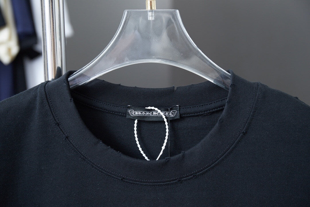 T-shirt brodé en croix