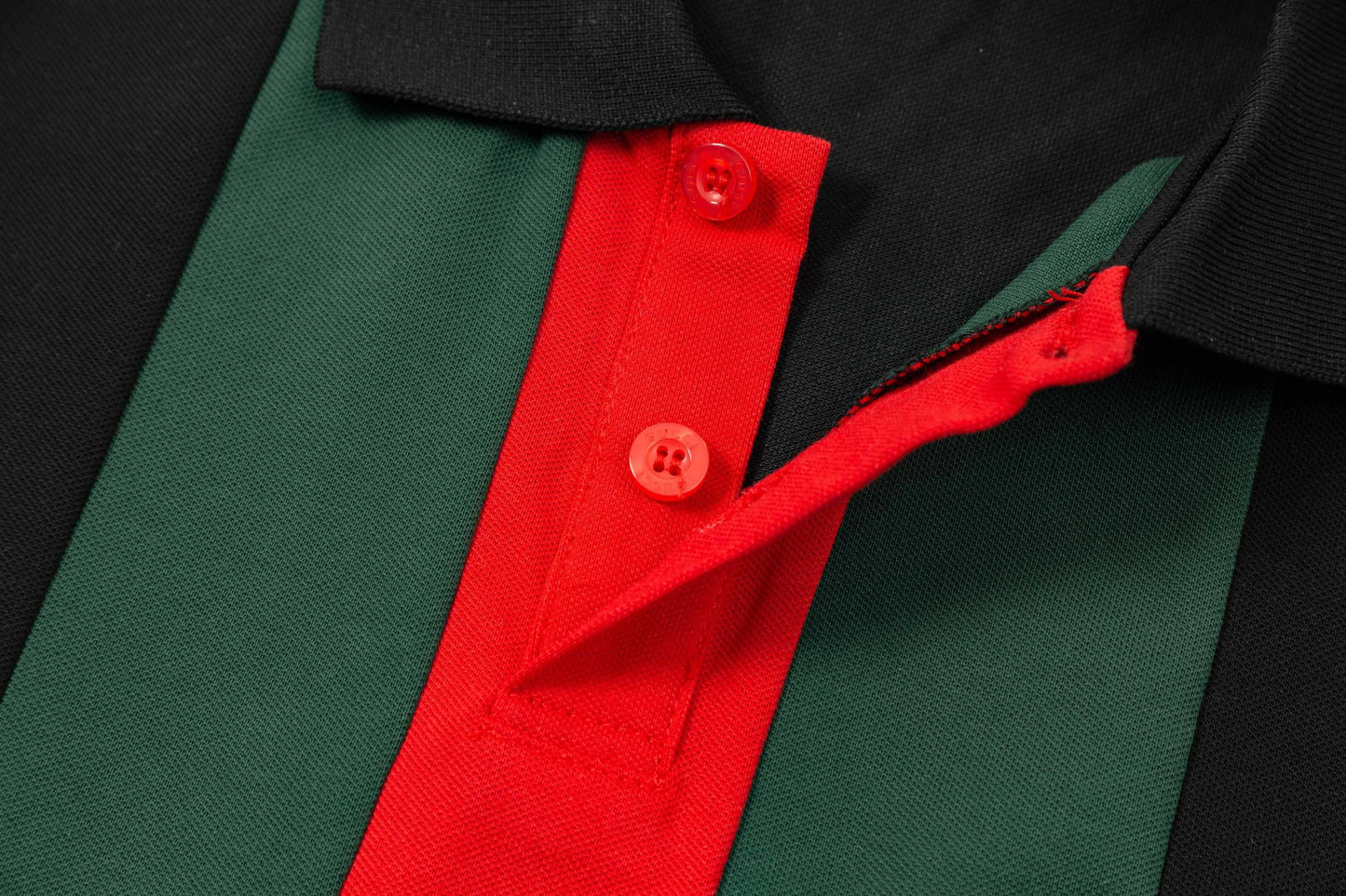 Polo rayé rouge et vert