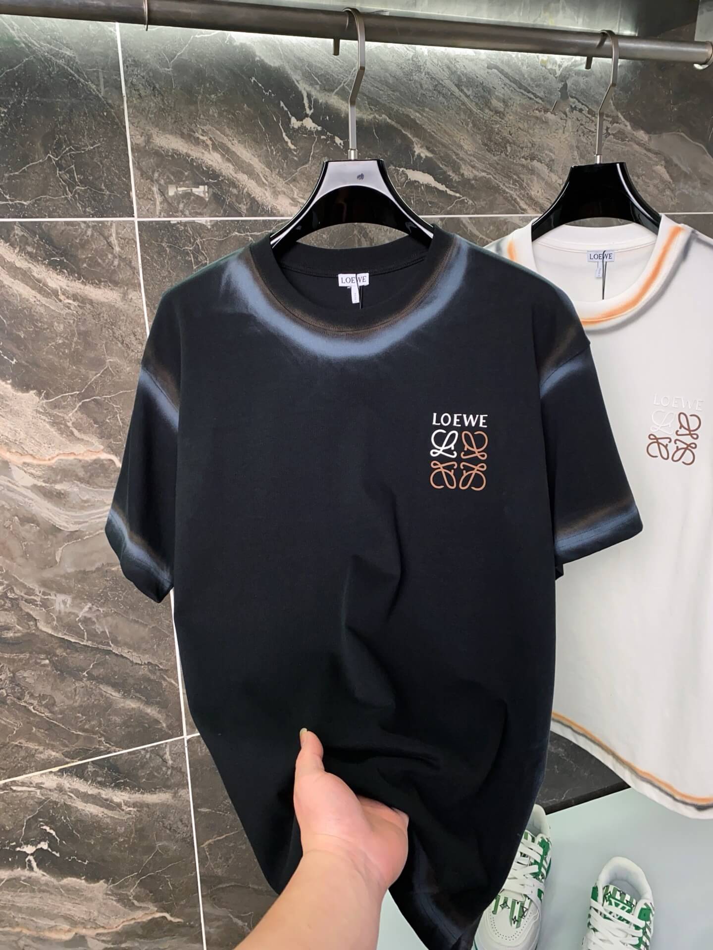 T-shirt à rayures dessinées à la main