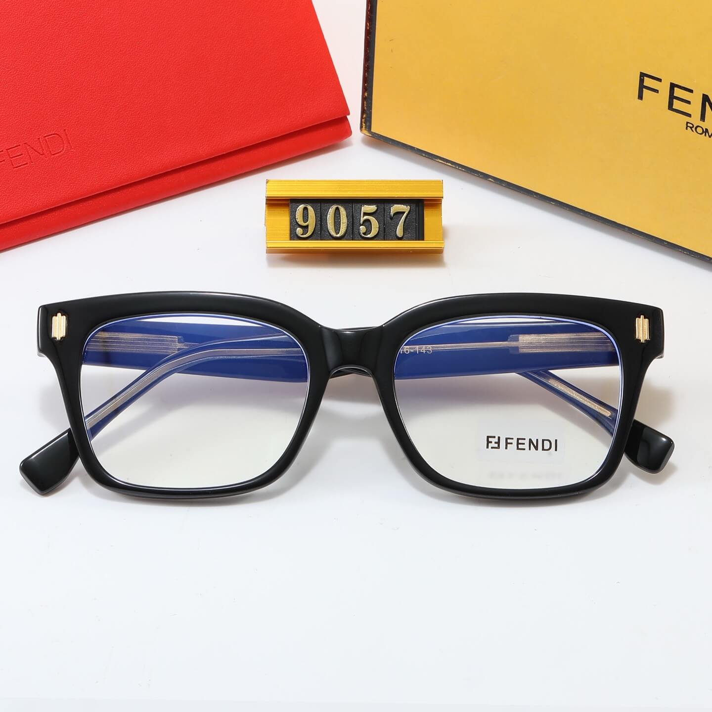Modische Brille mit quadratischem Rahmen und schlichter Optik