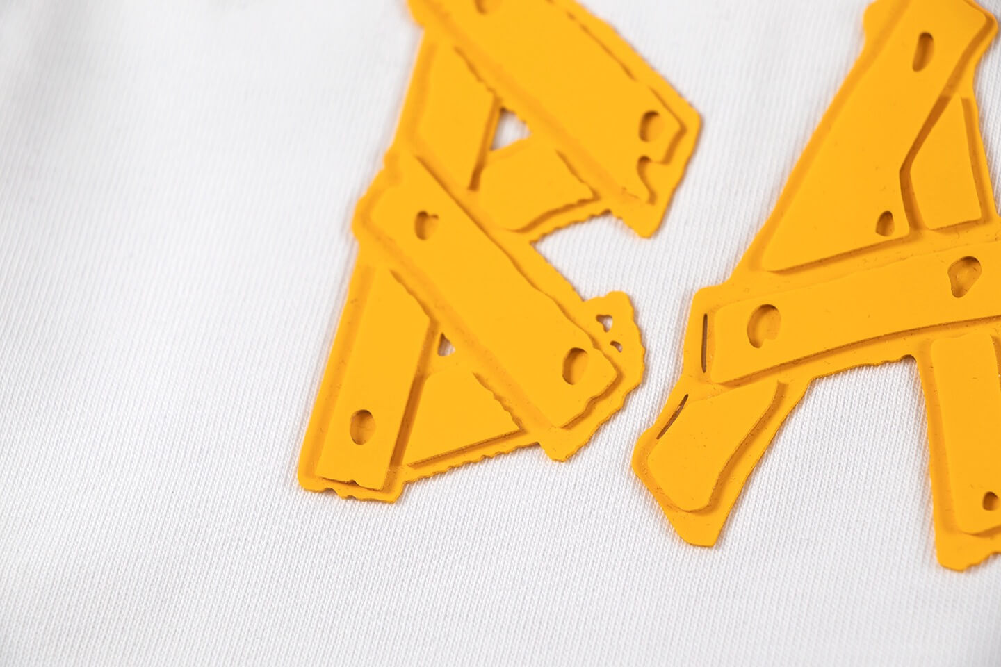 T-shirt avec motif de lettres en silicone