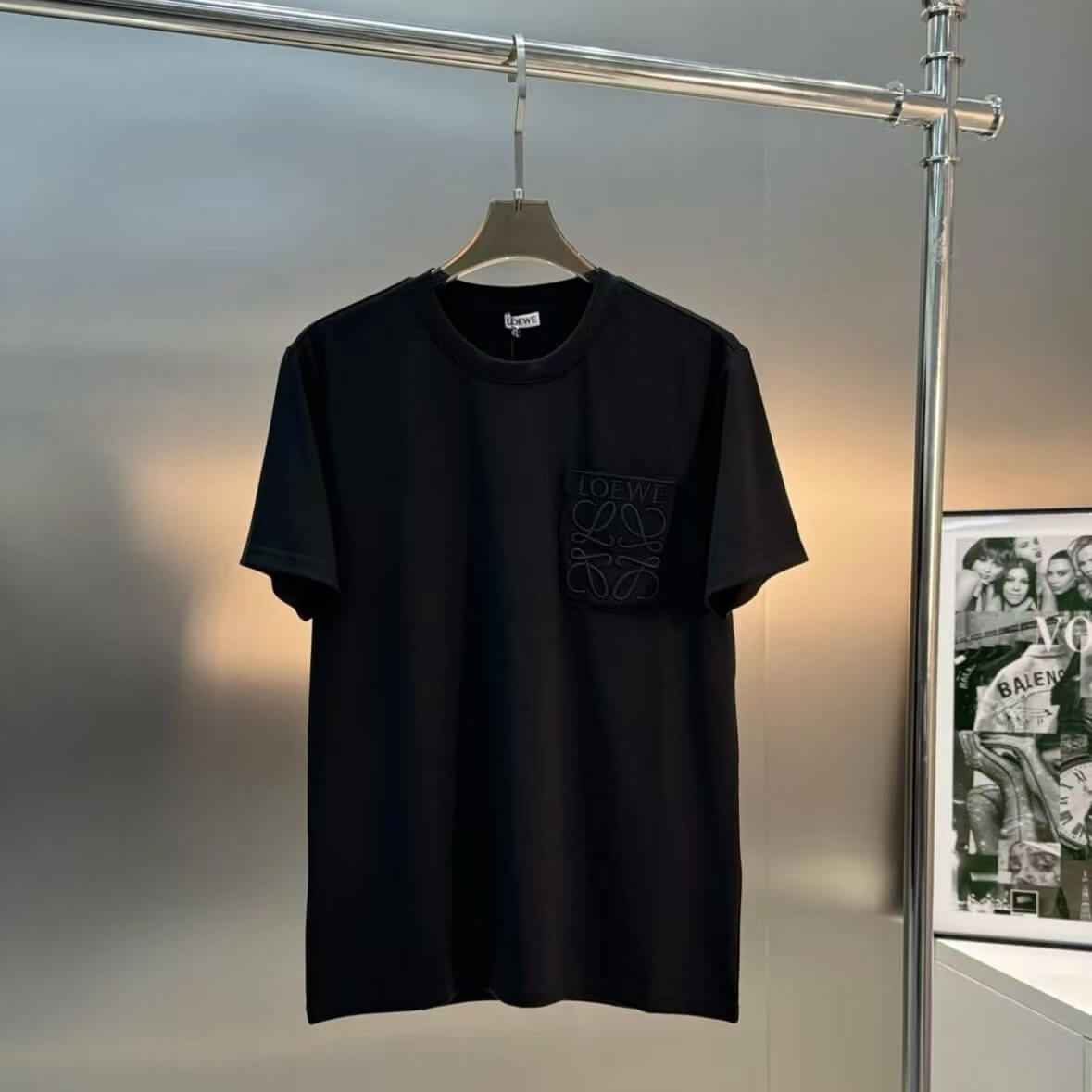 T-shirt minimaliste brodé avec poche