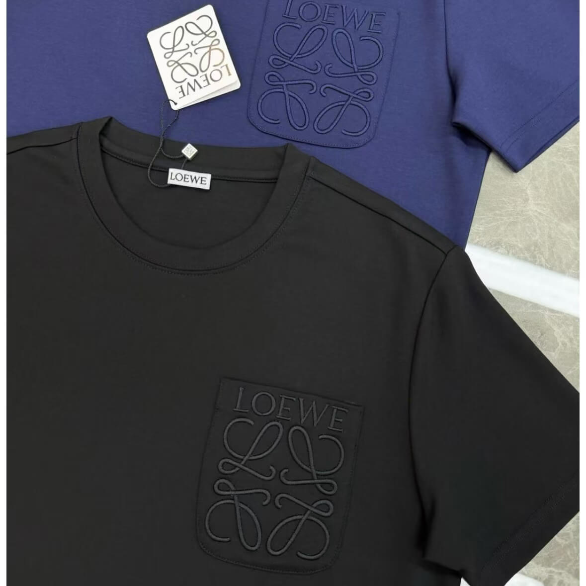 T-shirt minimaliste brodé avec poche