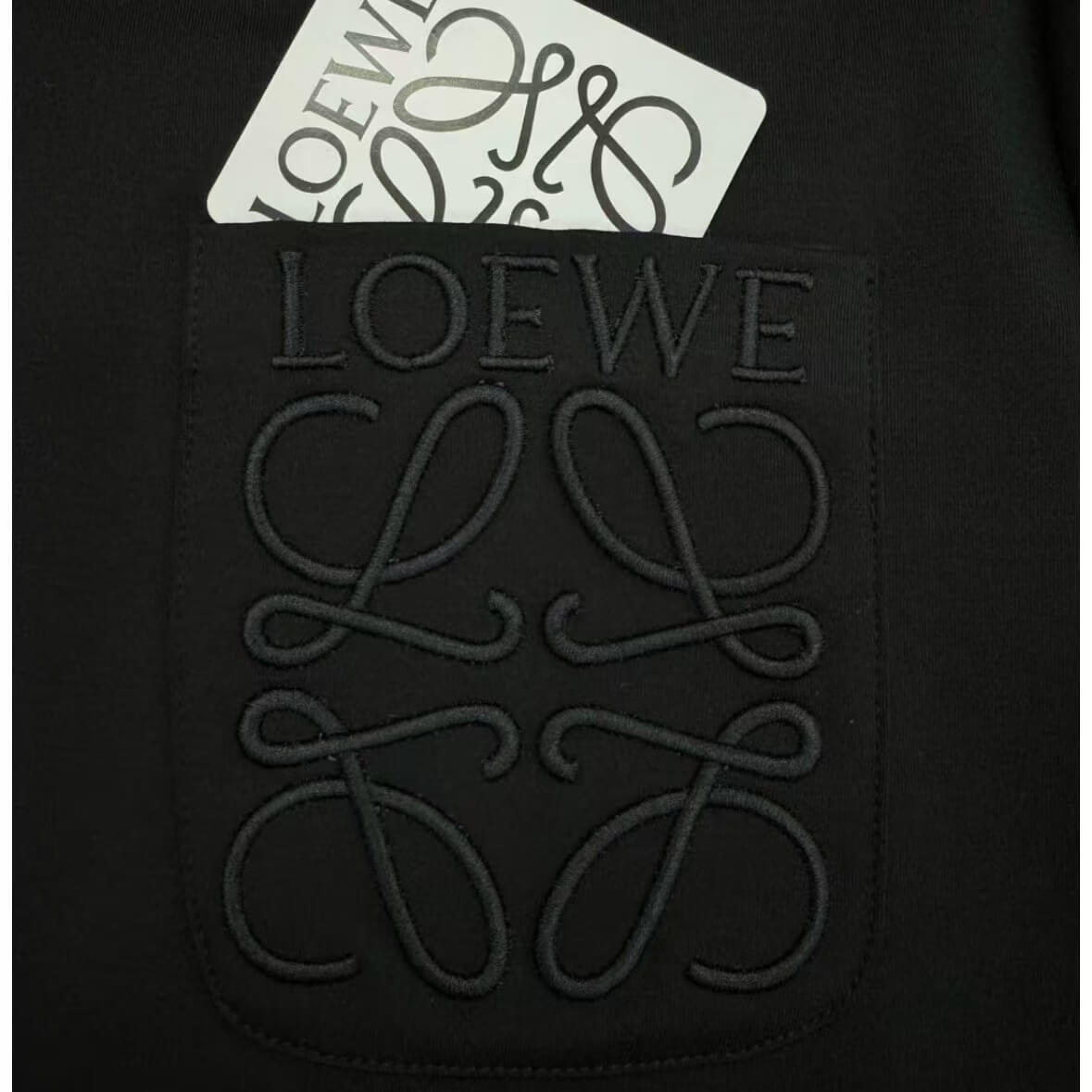 T-shirt minimaliste brodé avec poche