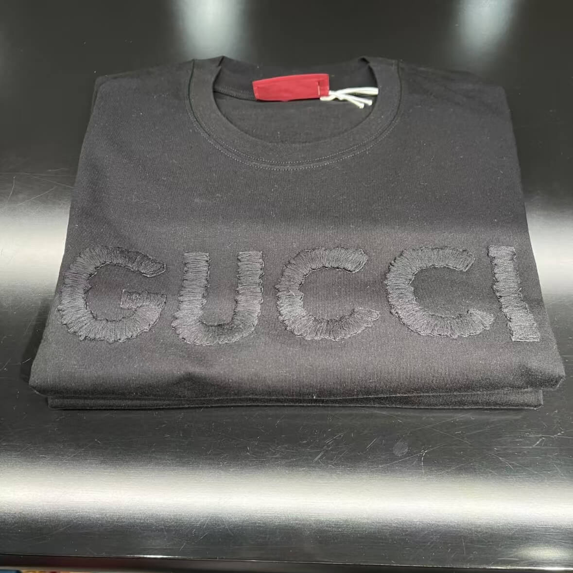 T-shirt minimaliste brodé en 3D