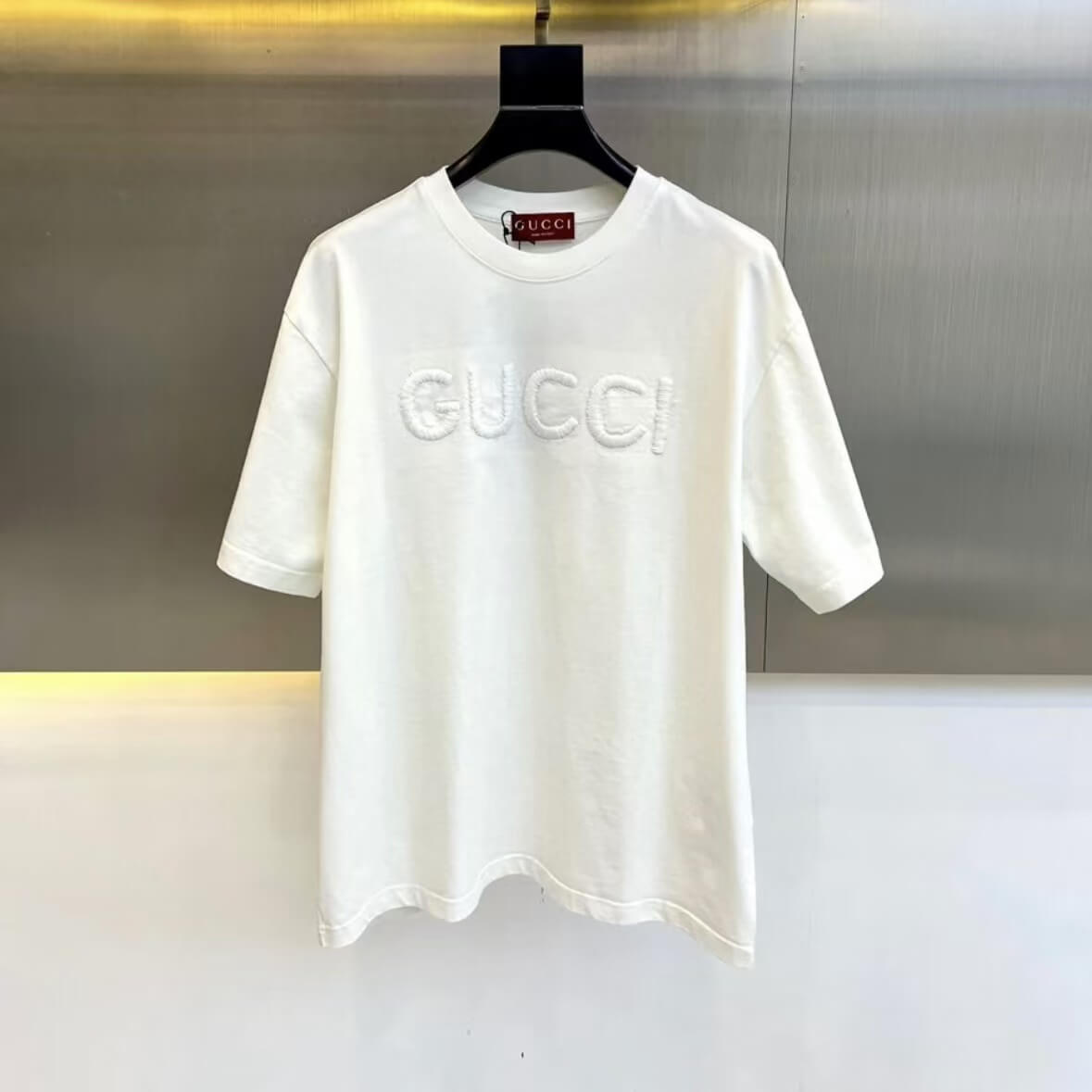T-shirt minimaliste brodé en 3D