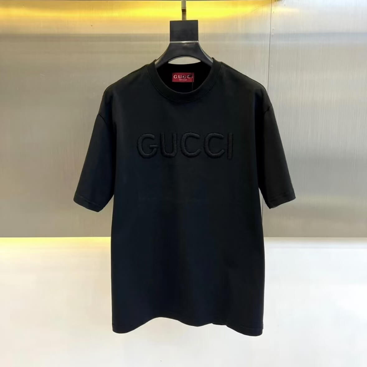 T-shirt minimaliste brodé en 3D