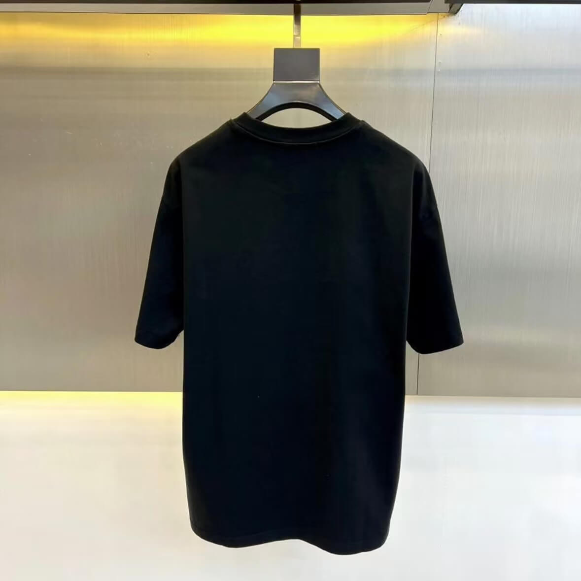 T-shirt minimaliste brodé en 3D