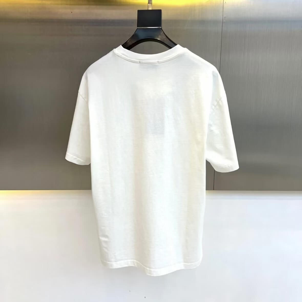 T-shirt minimaliste brodé en 3D