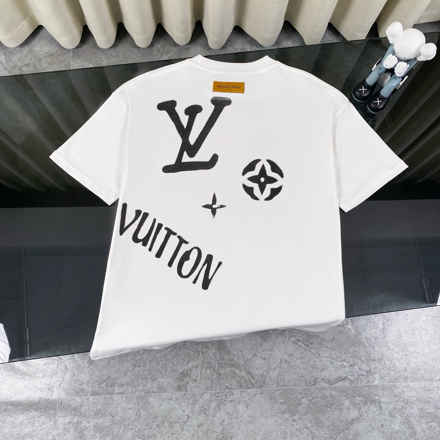T-shirt avec lettres graffiti