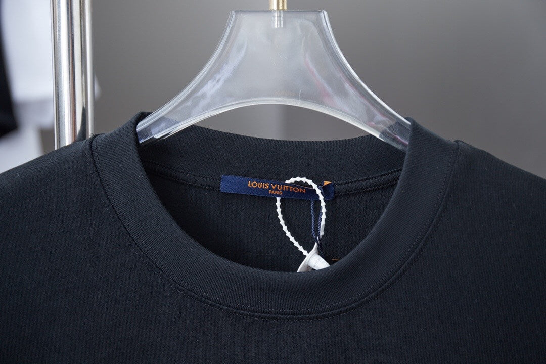T-shirt graphique brodé avec brosse à dents