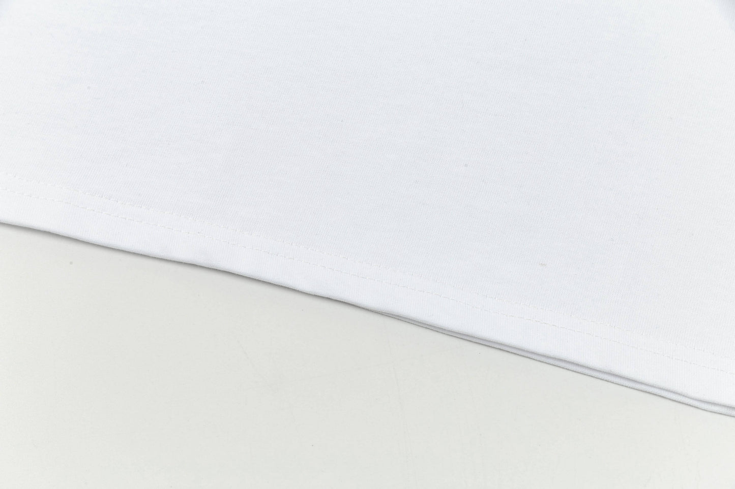 T-shirt avec lettres sur le décolleté