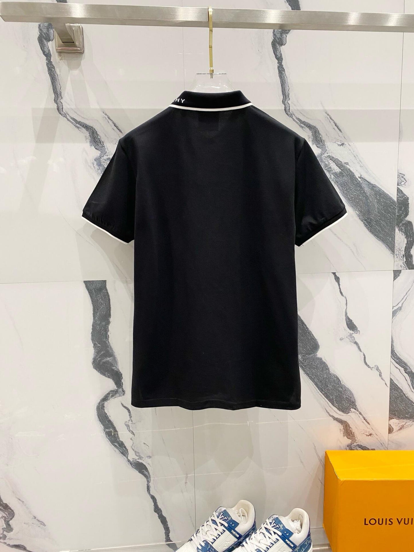 Polo à broderie carrée