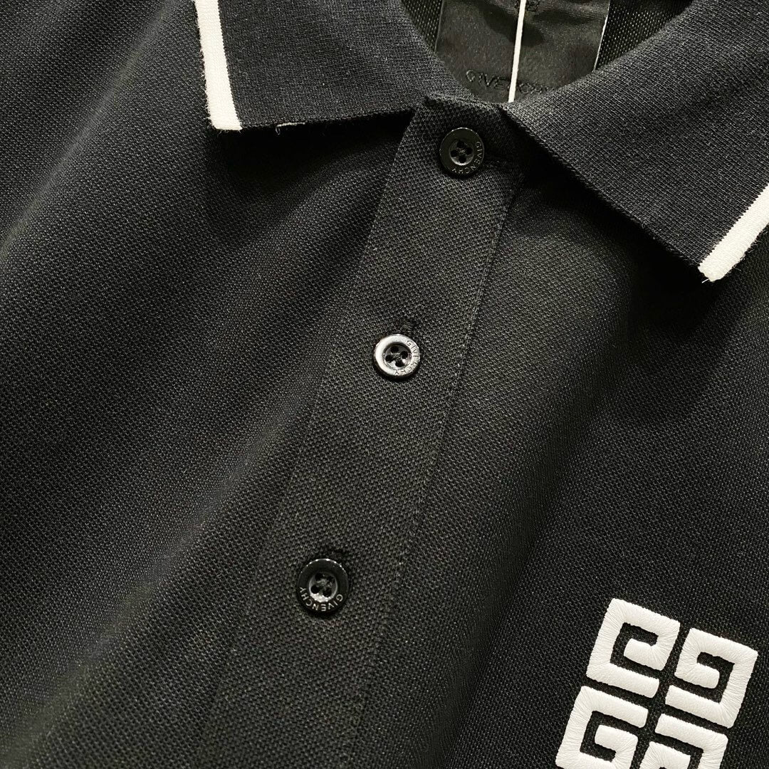 Polo à broderie carrée