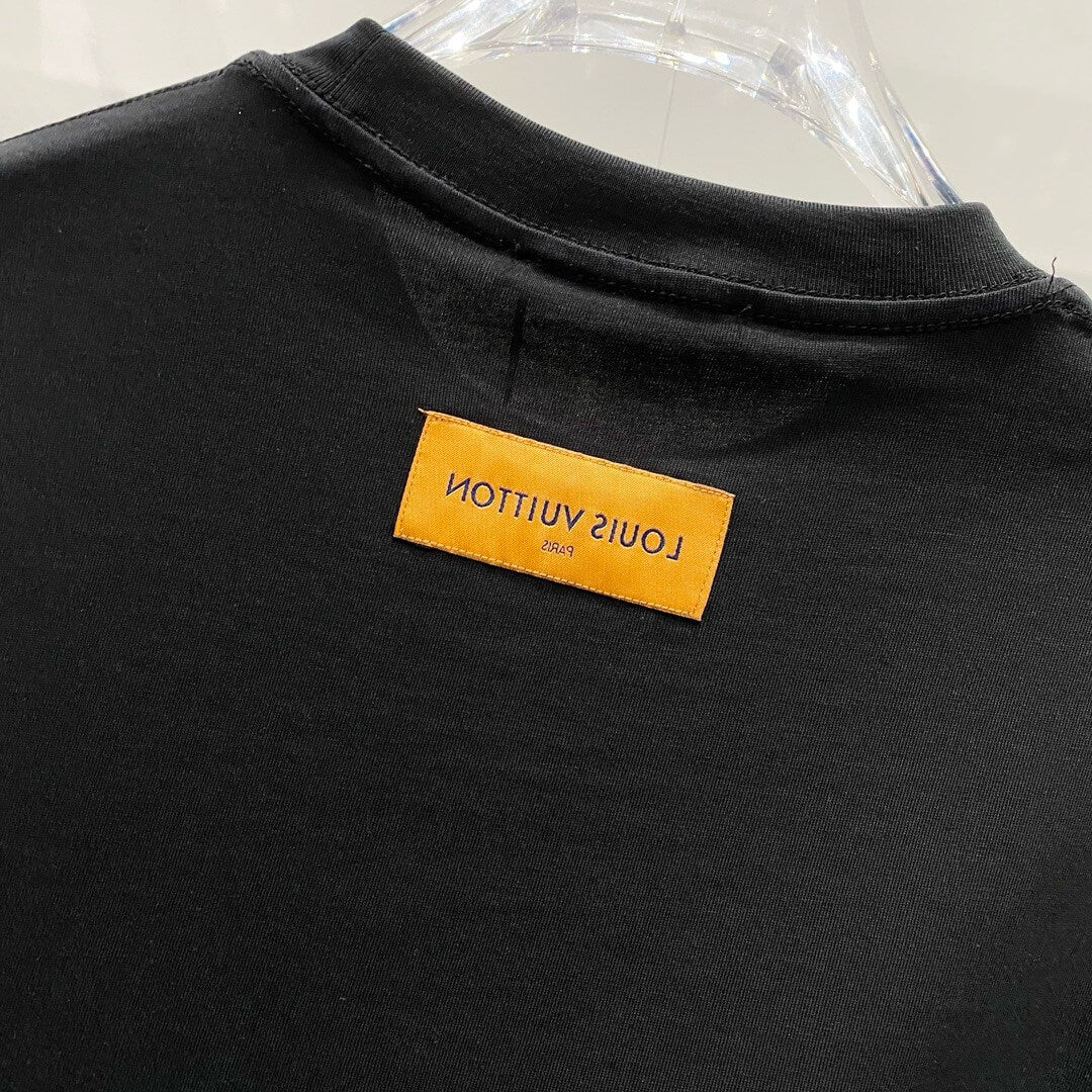 T-shirt brodé à l'encolure