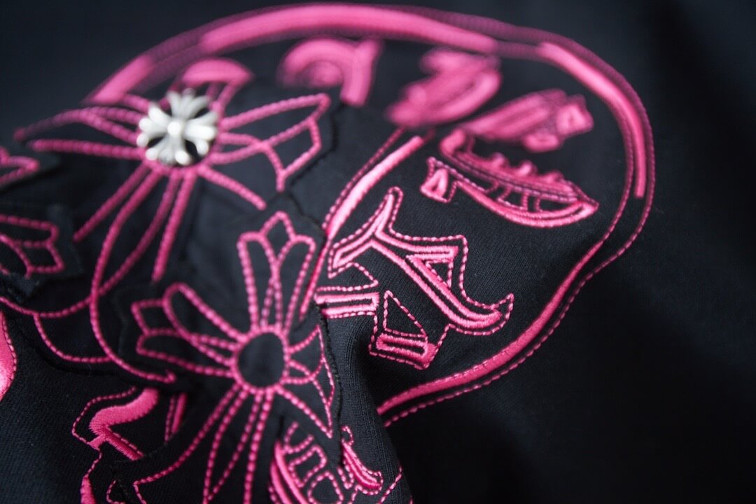 T-shirt brodé en croix
