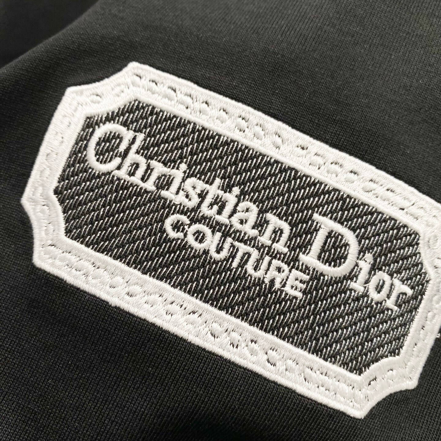 T-shirt brodé classique