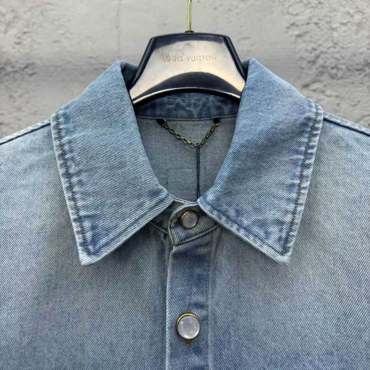 Chemise en jean brodée avec lettres de poche