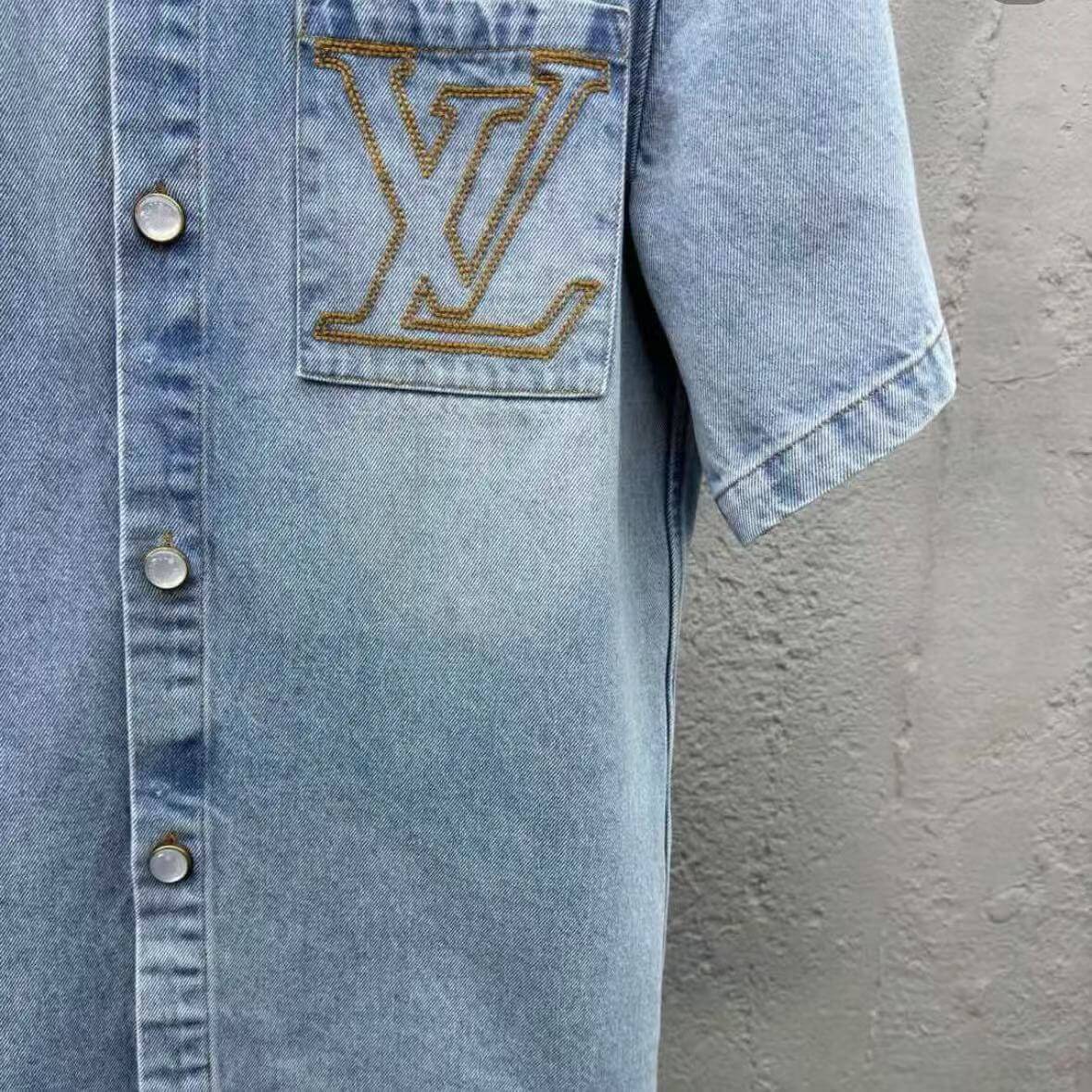 Chemise en jean brodée avec lettres de poche