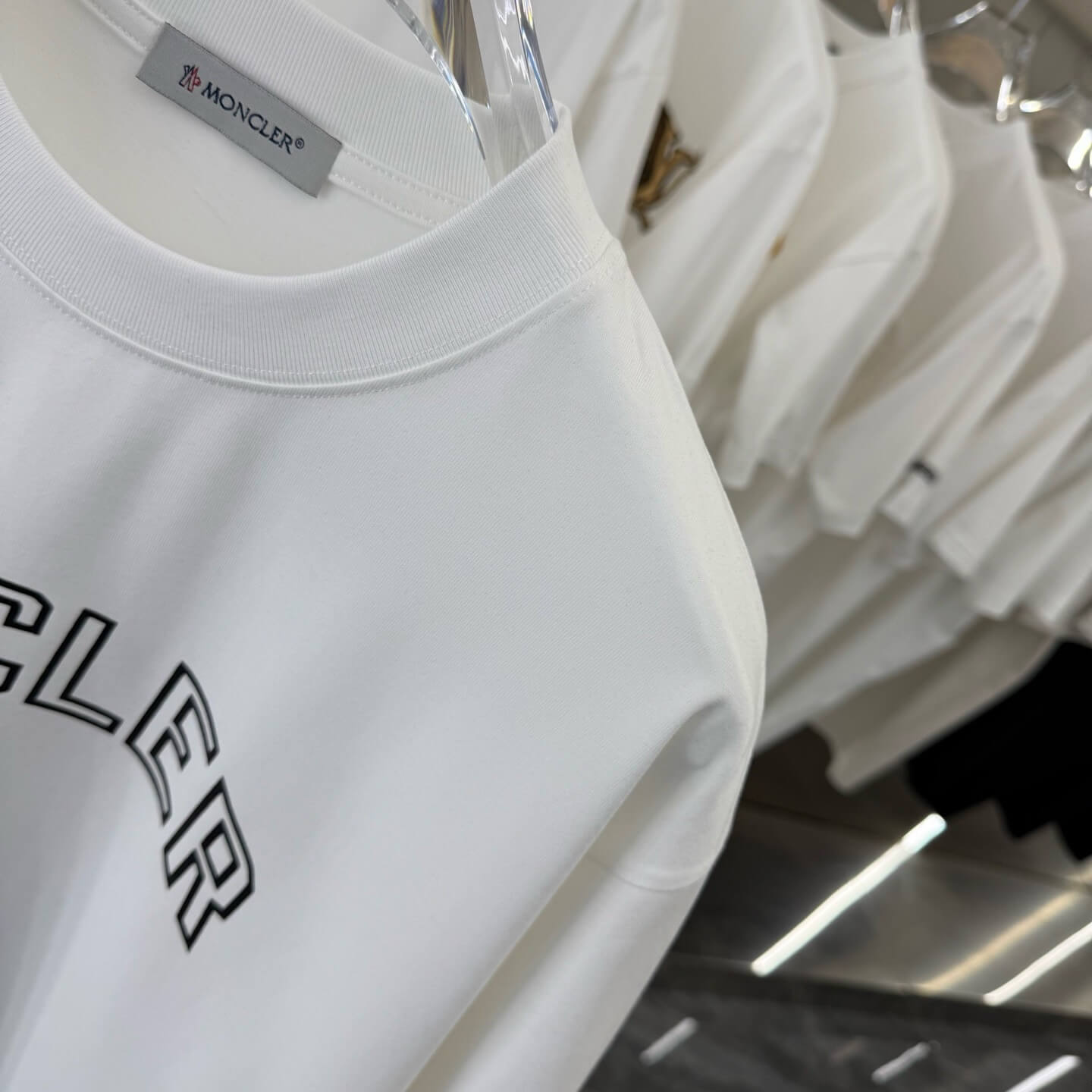 T-shirt imprimé lettres creuses