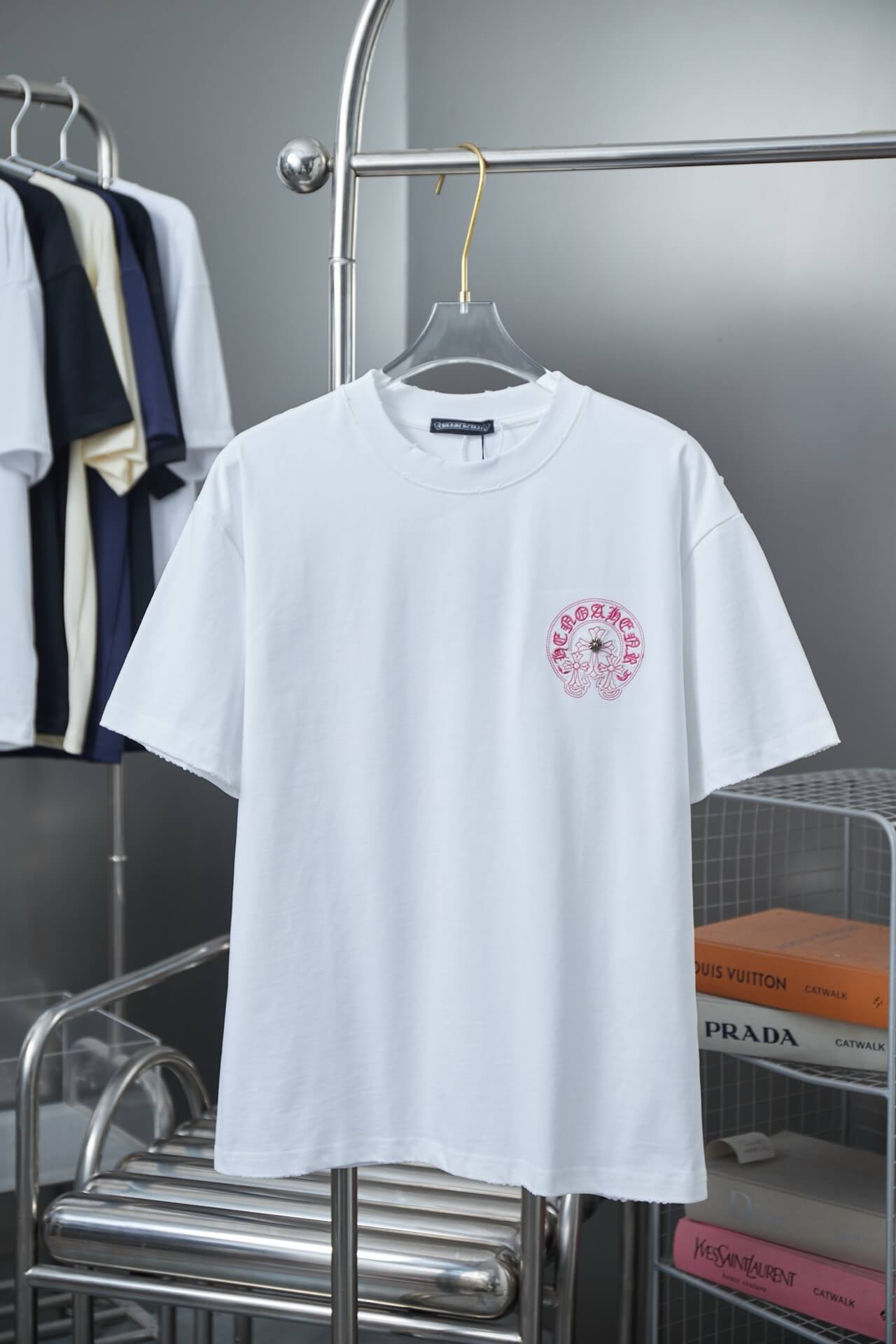 T-shirt brodé en croix