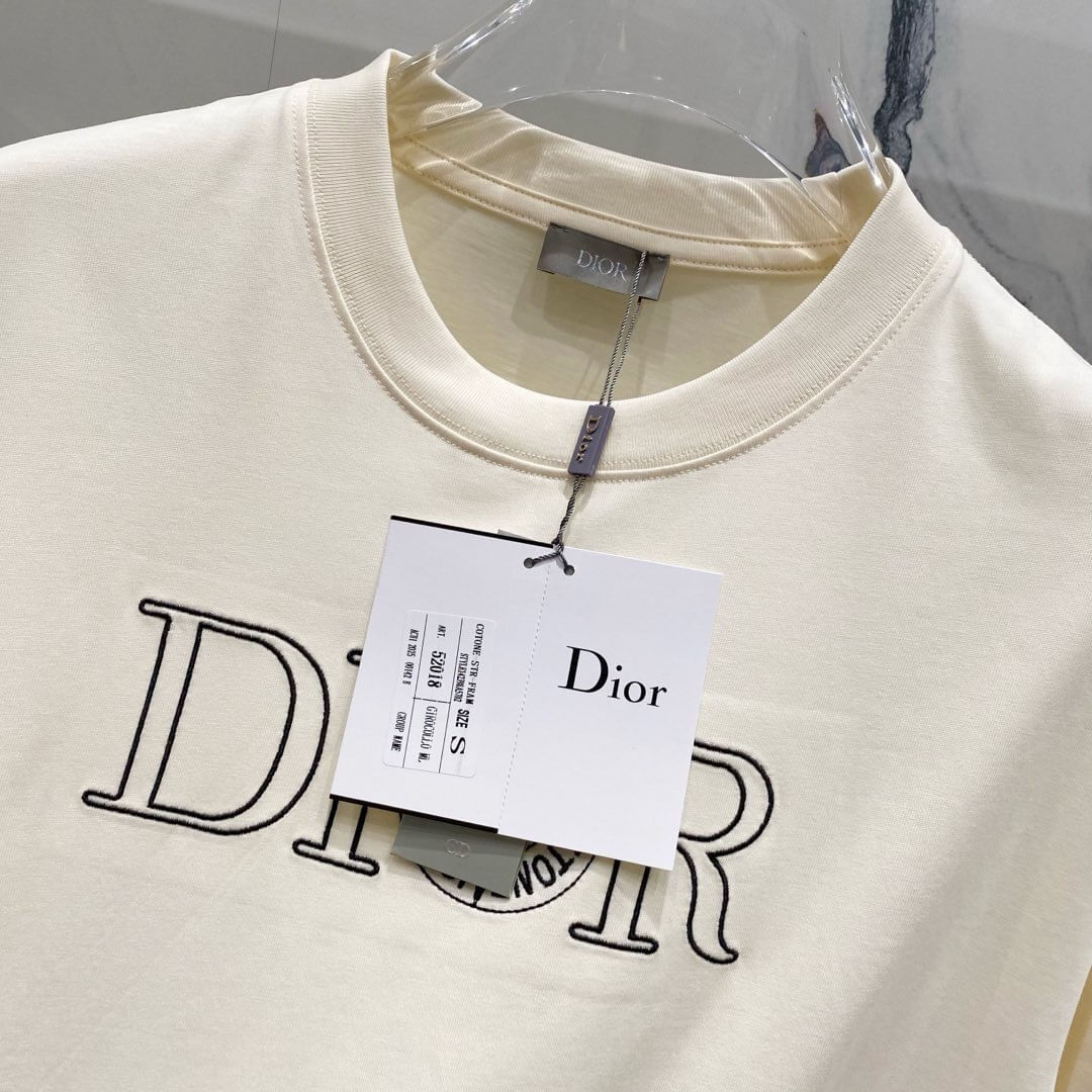 T-shirt brodé avec horloge alphabétique