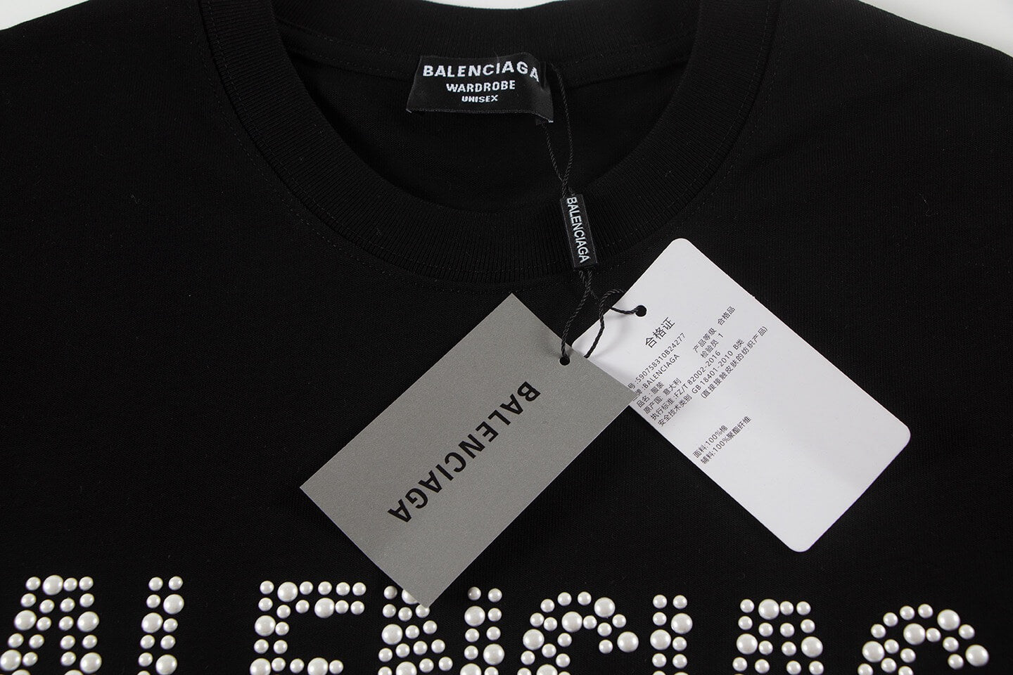 T-shirt à lettres ornées de bijoux