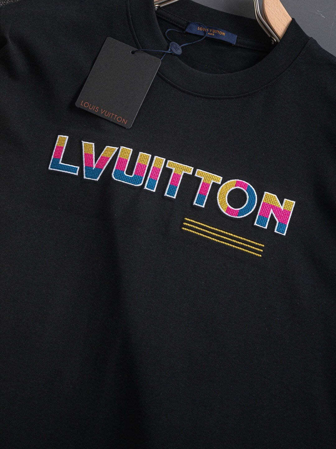 T-shirt brodé à motifs colorés