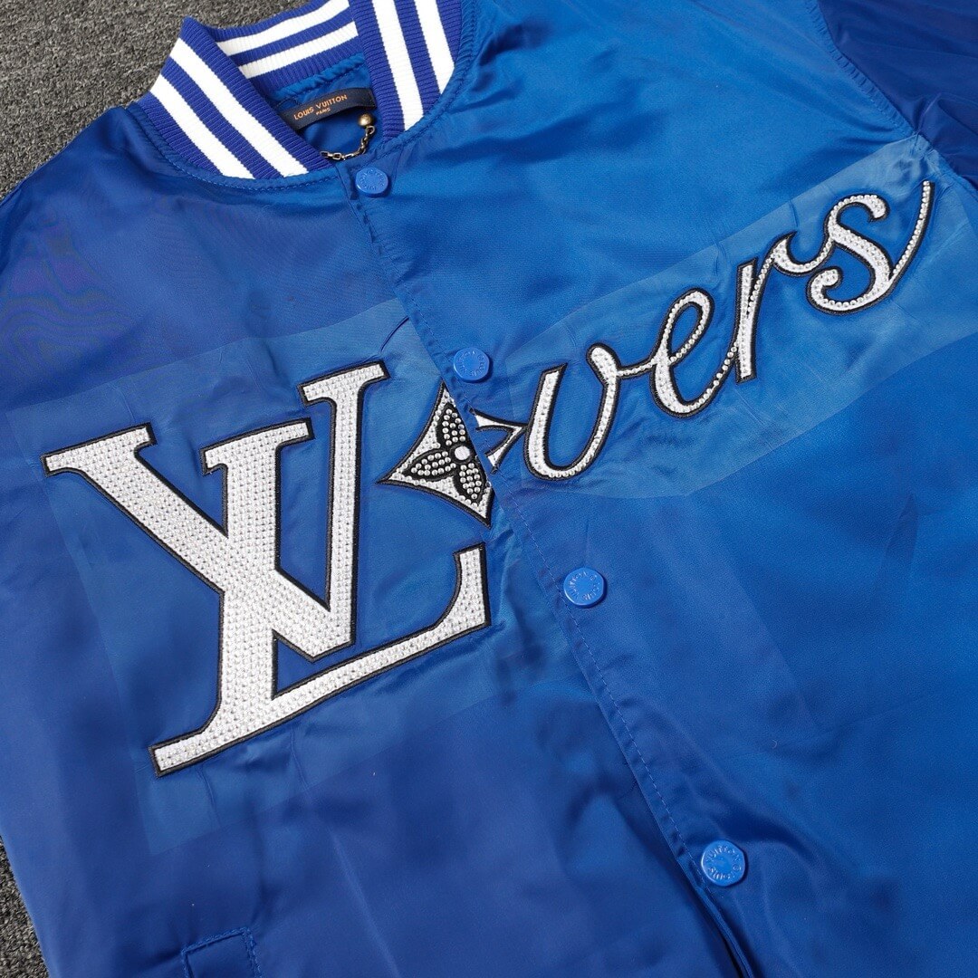 Blaue Baseballjacke mit Strasssteinen