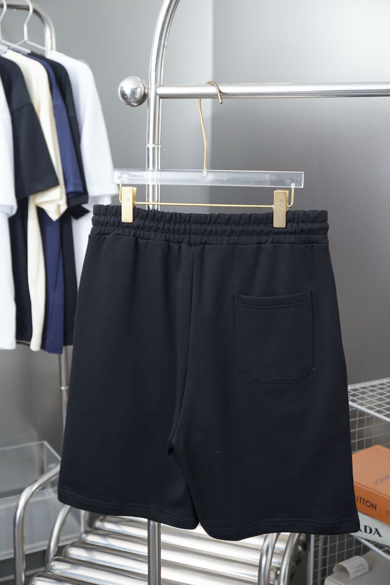Shorts mit Blütenblatt-Applikation